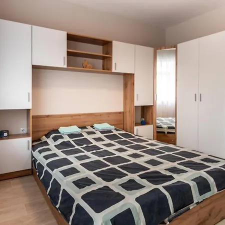 Radi's Coastal Chic Apartment