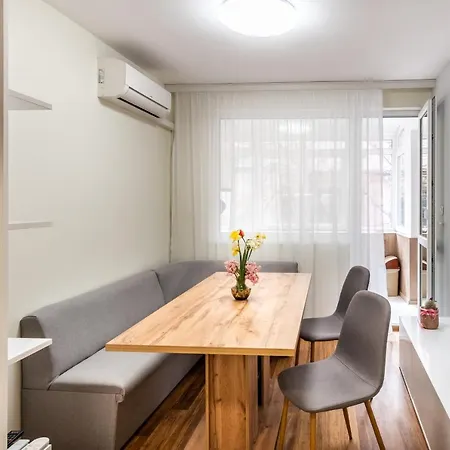 Radi's Coastal Chic Apartment