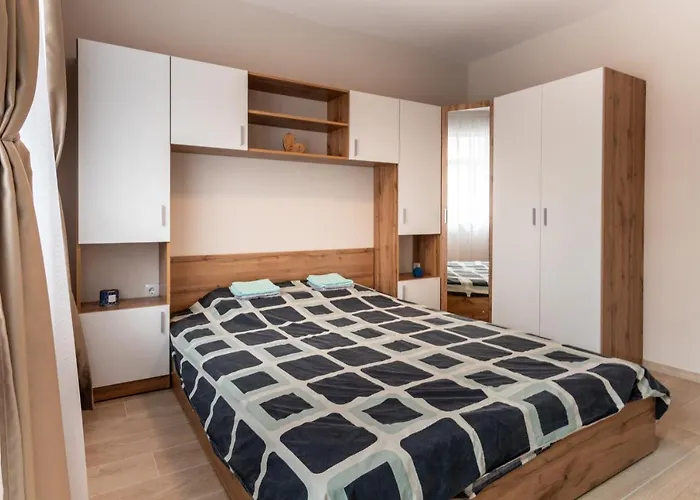 Radi's Coastal Chic Apartment